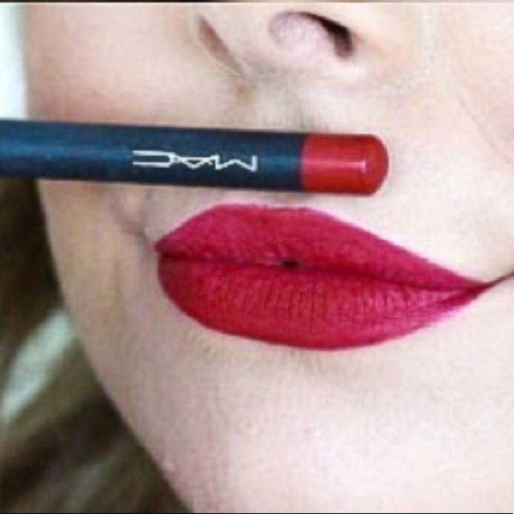 ❇️🧚‍♀️CHERRY Mac Lip Pencil NWOBOx